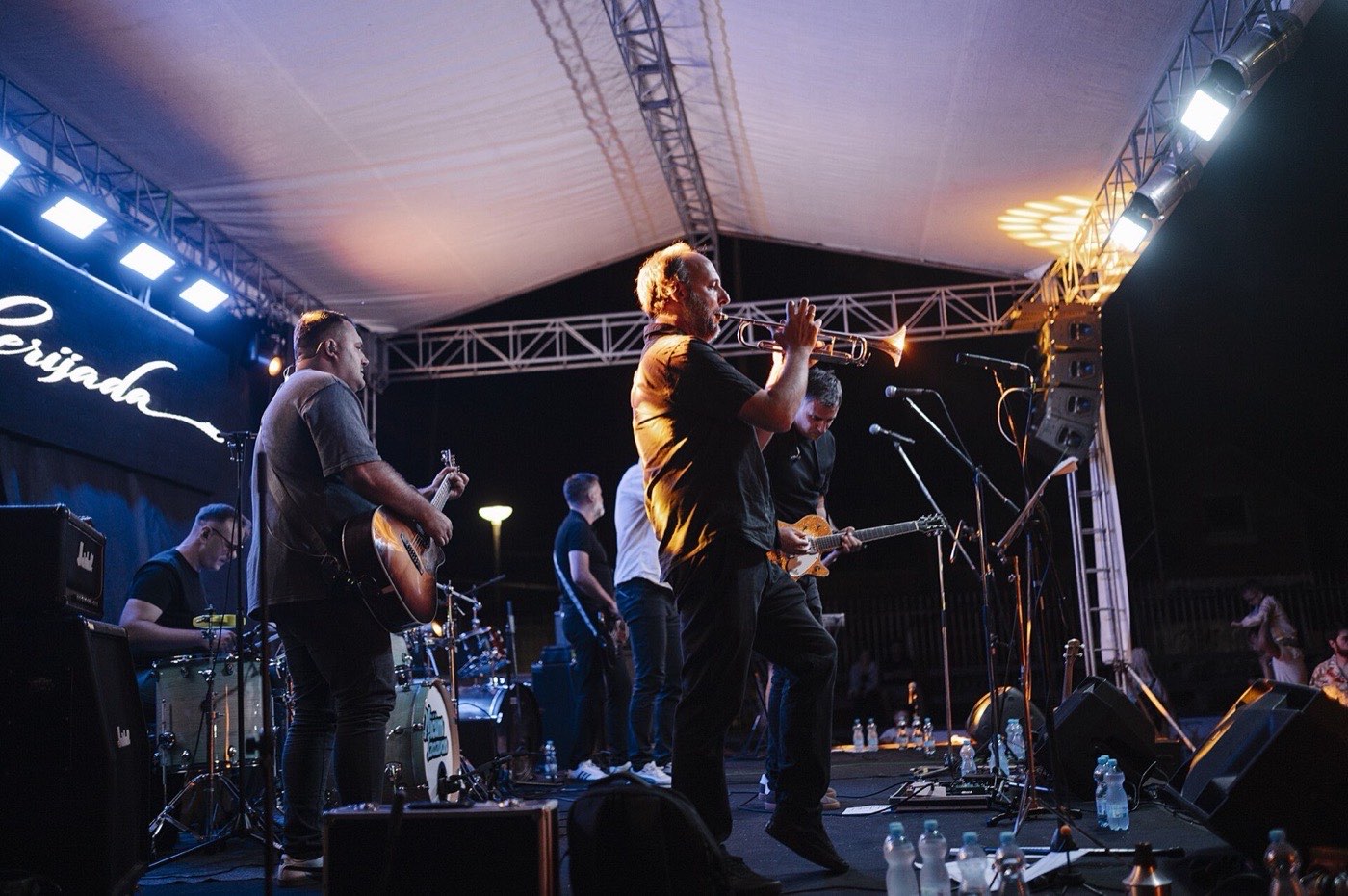 Una band su un palco all’aperto, la sera di una festa di paese